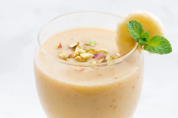 Banana smoothie in a glass, closeup — Stock Photo, Image