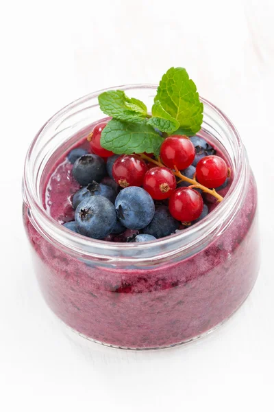 Berry dessert med chia i glasburk, ovanifrån — Stockfoto