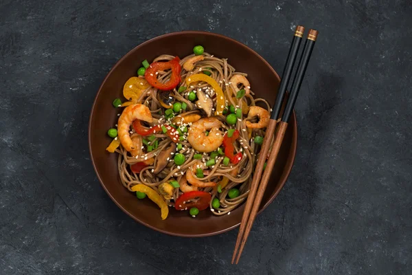 Fideos de trigo sarraceno con mariscos en un tazón, vista superior —  Fotos de Stock