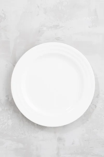 Koncept Foto, bílý prázdný talíř, pohled shora, vertikální — Stock fotografie