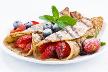 Krep çilek ve çikolata sosu ile