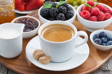 lezzetli kahvaltı kahve, taze meyveler ve krep ile