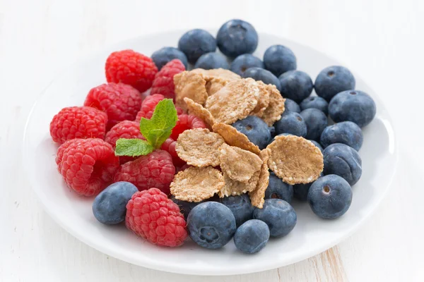 Blueberries, raspberries and wholegrain flakes — Stock Photo, Image