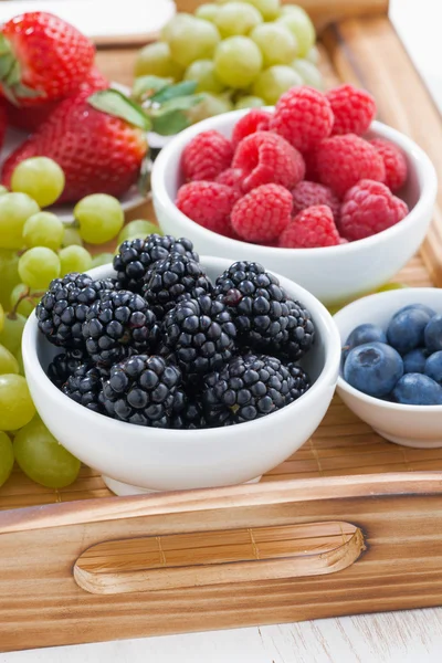 Schüssel mit Brombeeren, frischen Beeren und grünen Trauben — Stockfoto