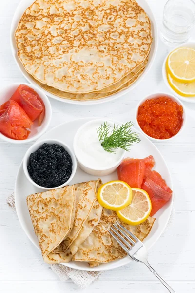 Crepes con pescado, crema agria y caviar, vista superior — Foto de Stock