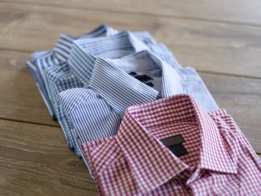 farklı gömlek yığını