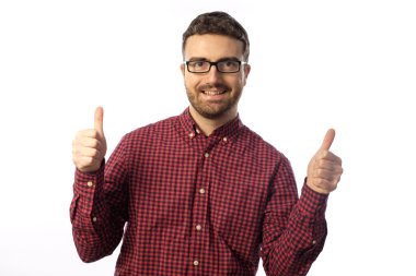 Beyaz bir arka plan karşı başarılı genç adam