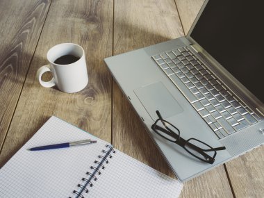 laptop ve kahve masa