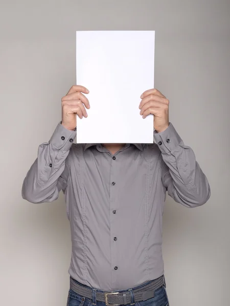 Man met een wit karton verbergen van zijn gezicht — Stockfoto