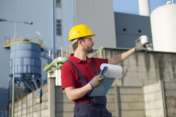 Lavoratore al di fuori di una fabbrica — Foto Stock