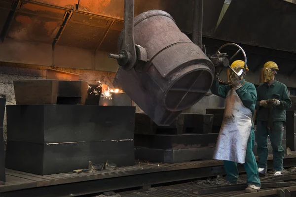 Hombre trabajando en una fábrica —  Fotos de Stock