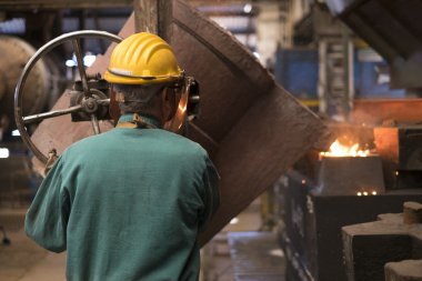 Bir fabrikada çalışan çalışan adam