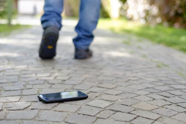 Человек идет после потери своего смартфона — стоковое фото