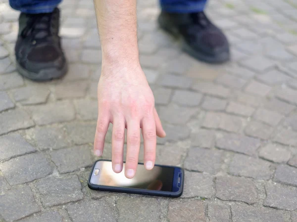 Homem perdendo seu telefone inteligente — Fotografia de Stock