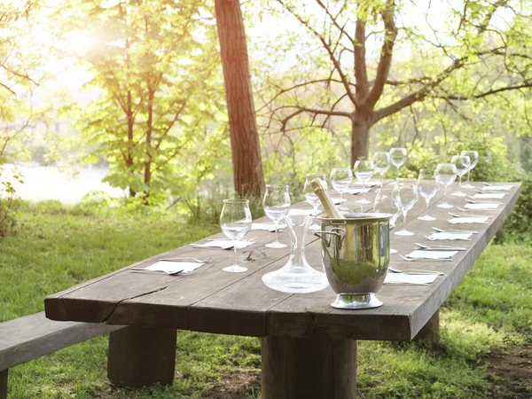 Restaurante al aire libre al atardecer — Foto de Stock