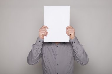 Adam kendini bir kartel ile gizleme