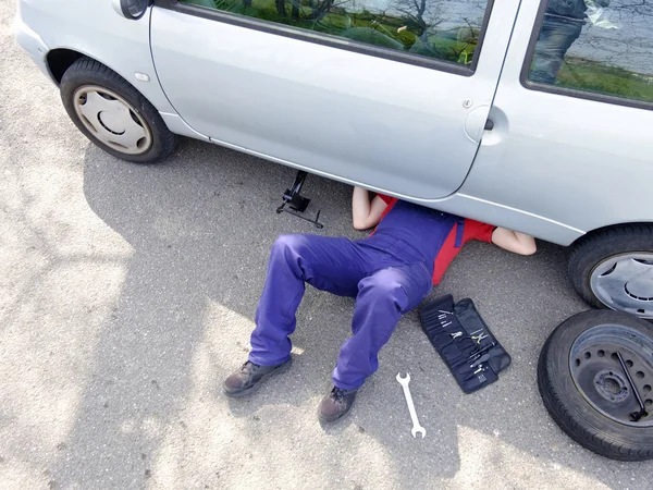 Mécanicien Réparation d'une voiture — Photo