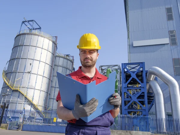 Ingenieur in een fabriek werken Stockafbeelding