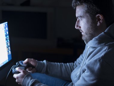 Genç yetişkin video-oyun sırasında gece oynuyor