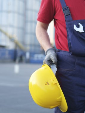 Sarı kask ve işçi kapat