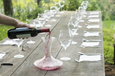 kırsal kesimde açık ahşap bir masa üzerinde şarap bardakları