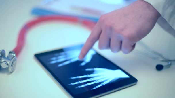 Médecin utilisant une tablette — Video