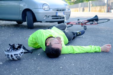 asfalt üzerinde bisiklet kazadan sonra adam ağrıyan bayıldı
