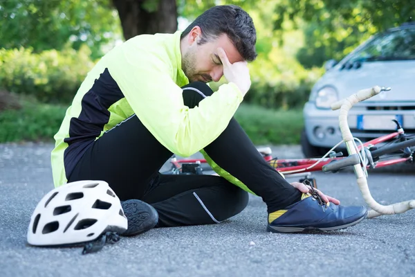 アスファルトの上の自転車事故後痛男 — ストック写真