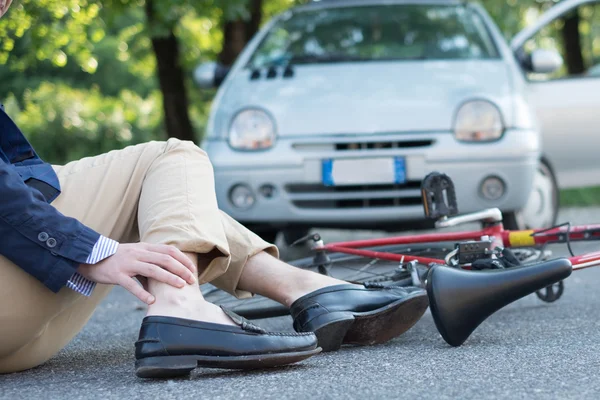 Pijnlijke man na een fiets ongeluk — Stockfoto