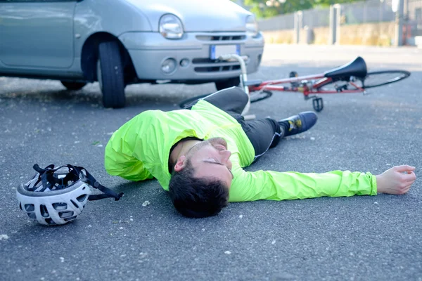 Zasłabł, ból człowiek po wypadku rowerowego na asfalcie — Zdjęcie stockowe