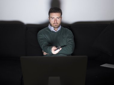 Ciddi adam geceleri televizyon izlerken