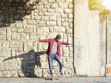 onun paten şehrin sokak üzerinde çalışma dışarı patenci
