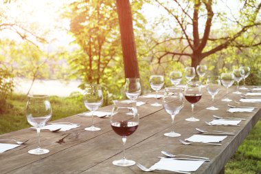kırsal kesimde açık ahşap bir masa Restoran şarap gözlük
