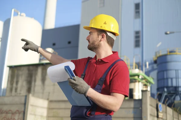 Arbeiter mit Schutzhelm vor einer Fabrik — Stockfoto