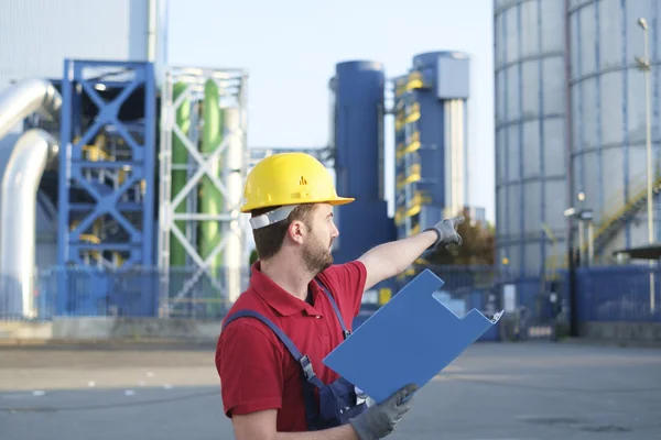 Arbeiter mit Schutzhelm vor einer Fabrik — Stockfoto