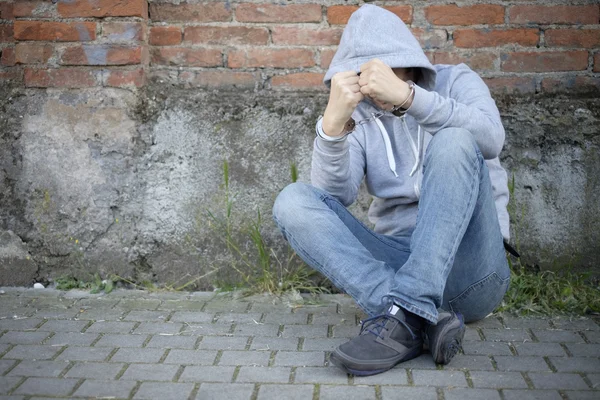 Porträt eines gefesselten Mannes mit Gesicht, das von Sweatshirt-Kapuze verdeckt wird — Stockfoto