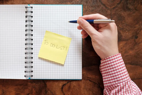 Handschrift auf einem Kopierbuch auf einem Holztisch — Stockfoto