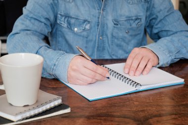 el ilgili bir kopya kitap ahşap masa yazısı