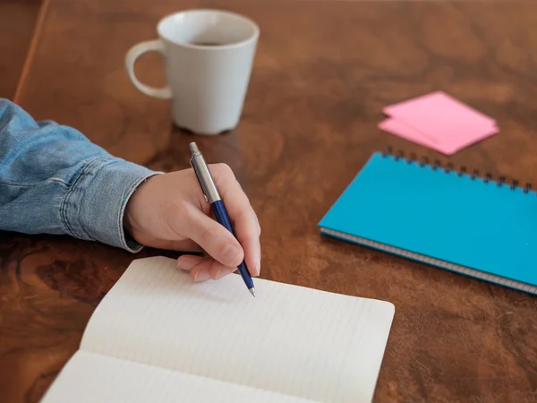 Écriture manuscrite sur un livre de copie sur une table en bois — Photo