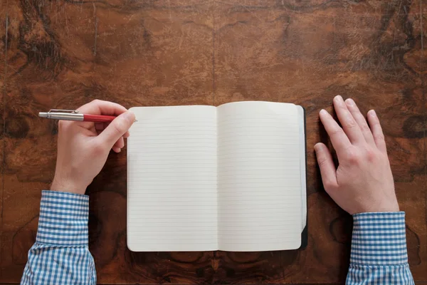 Escritura a mano en un libro de copia sobre mesa de madera — Foto de Stock