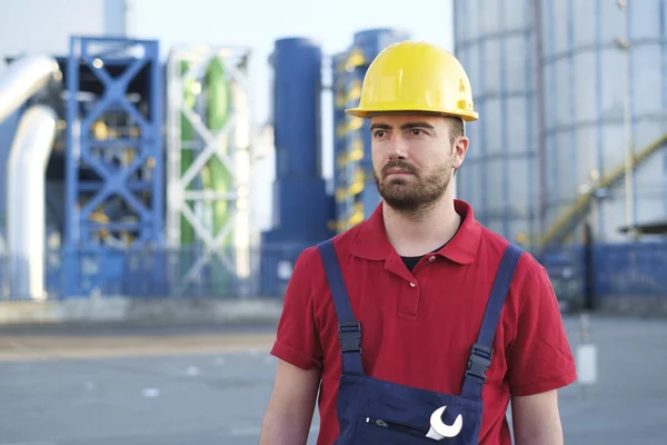 Dělník mimo tovární práce oblečený s bezpečnostním zařízením kombinézy — Stock fotografie