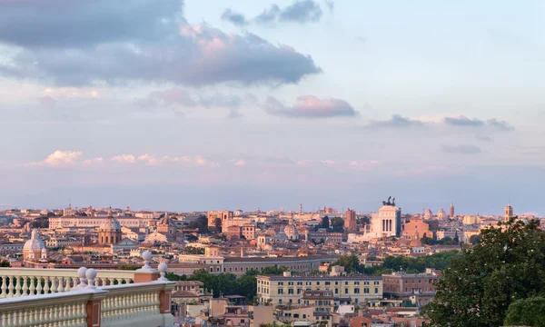 Roma cityscape Vittoriano'ya anıtın Manzaralı