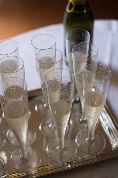Taças de champanhe flautas na bandeja de prata — Fotografia de Stock