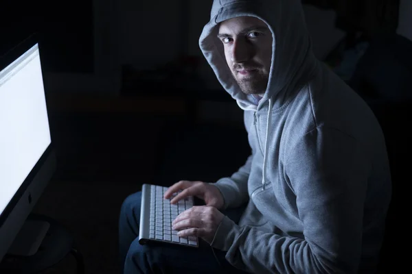 Porträtt av hacker i sitter framför datorn med glöd — Stockfoto