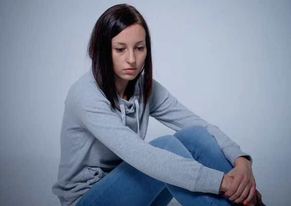 Portret van triest en depressieve jonge vrouw — Stockfoto