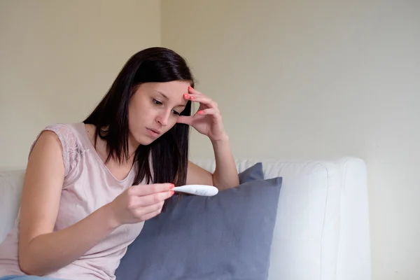 Mujer triste después del resultado de la prueba de embarazo — Foto de Stock