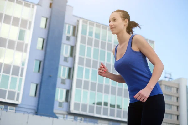 Mujer deportiva corriendo al aire libre en la ciudad —  Fotos de Stock