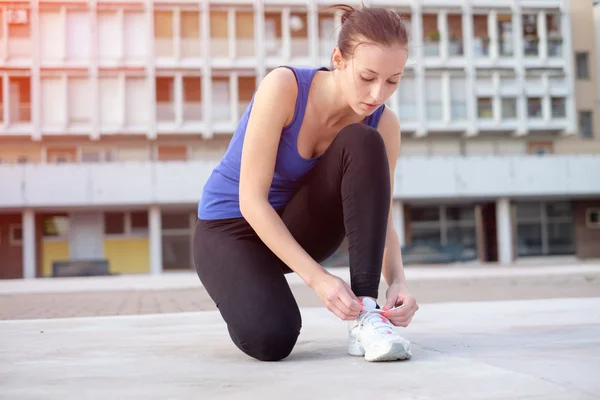 Mujer atractiva joven haciendo ejercicio al aire libre en la ciudad —  Fotos de Stock