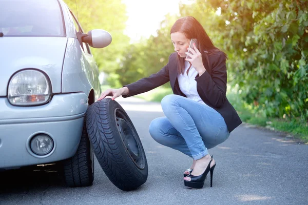 Mujer triste llamando al servicio de asistencia después del vehículo inesperado b — Foto de Stock