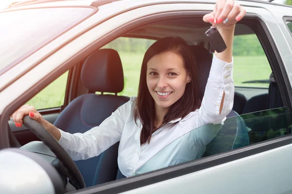 Счастливая молодая женщина на своем автомобильном портрете — стоковое фото